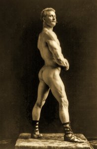 Eugen Sandow, v klasické starořecko-římské póze, asi 1893